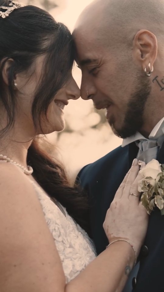 5 anni fa ho raccontato l’emozione di Matteo e Marta…
Oggi è toccato a voi, Alessandro ed Eleonora. 💕

Una coppia vera, con il sorriso di Iris a illuminare ogni istante.
E un piccolo segreto che cresceva nel cuore di Eleonora… 🌱

Nel giorno del “Sì” avete scelto di condividere una gioia ancora più grande:
la sorpresa di sapere che il vostro secondo bimbo sarebbe stato un maschietto, svelata tra gli applausi dei vostri cari. 💙💗

Un matrimonio senza fronzoli, ricco di sguardi, emozioni e amore autentico.
Grazie per avermi scelto per raccontare la vostra storia. 🎥✨

🤵@alenki.91 
👰@eleonora.re.39 
📸@emanuelafunariwedding 
🎥@studior.videopro
