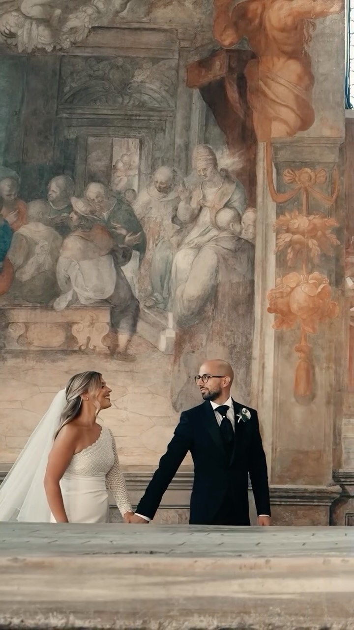 Andrea e Martina
Una storia d’amore raccontata tra le pareti affrescate dell’Oratorio di Sant’Andrea al Celio,
accompagnata da una luce dorata e avvolgente, fino ai viali di Villa Celimontana.
 
Photo: @emanuelafunariwedding 
Video: @studior.videopro